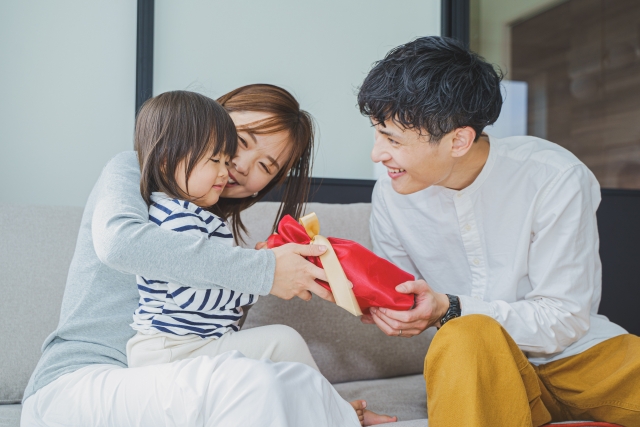 旦那さんにプレゼントを贈る奥さんと娘